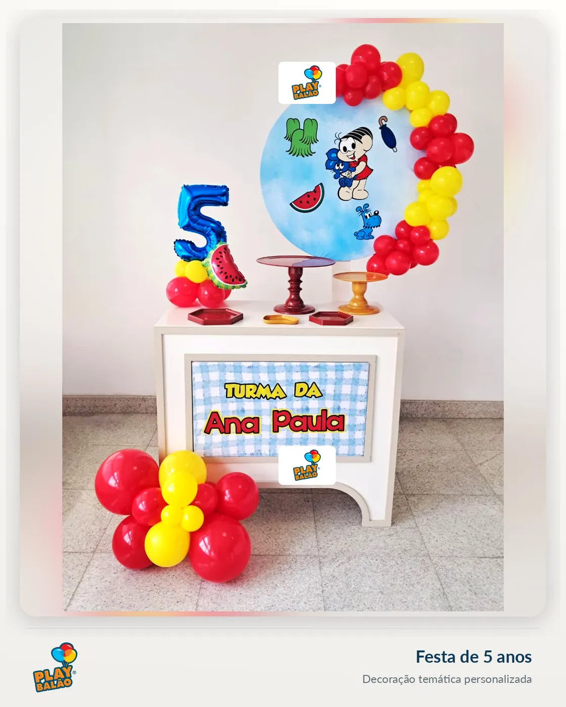 Decoração de 5 anos com balões vermelhos, amarelos e painel temático