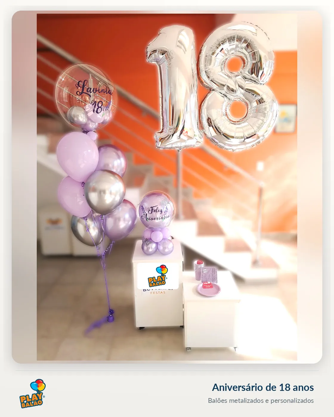 Decoração de 18 anos com número metalizado prata e buquê lilás