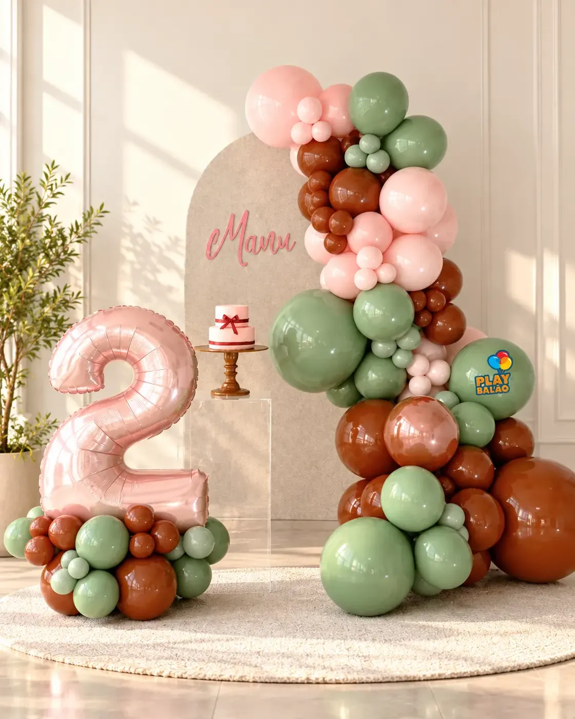 Decoração de mesa com número 2 rosa e guirlanda terrosa